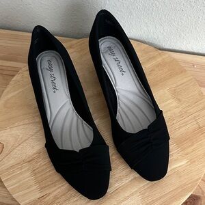 Easy Street Lyanna Womens Round Closed Toe Flat Heel Pumps